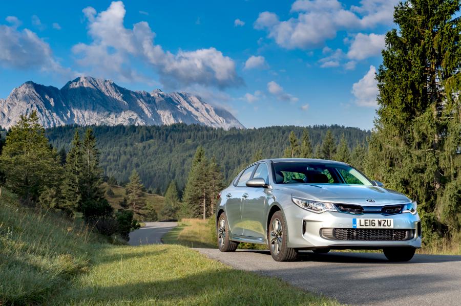  Kia Optima Plug-In Hybrid 2016 года  (UK) (фото 16 из 35)